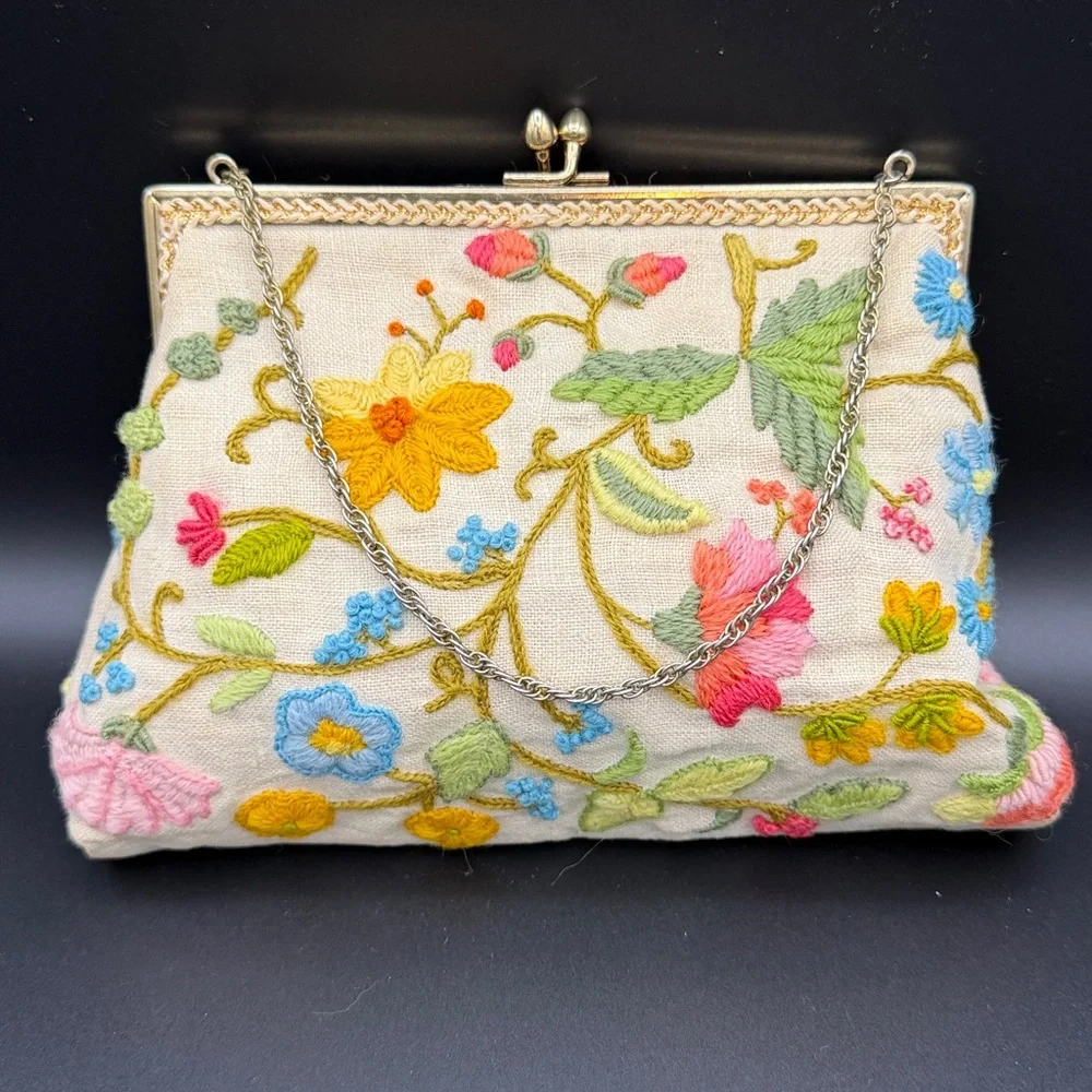 Floral Embroidered Clutch - Picture 4 of 9